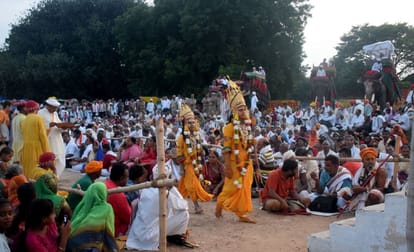Ramnagar Ki Ramlila Bharat presented an example of sacrifice crowds of devotees gathered On 13th day