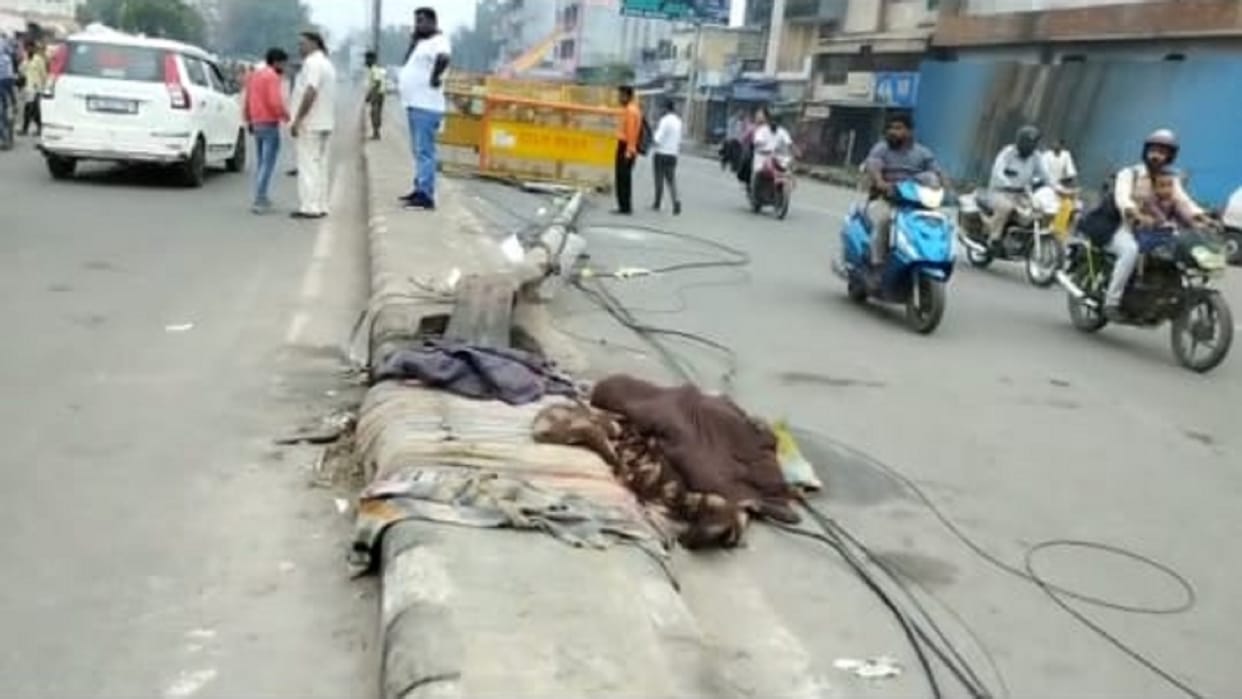 Delhi Truck Accident: 4 Dead People Sleeping on Road Divider in Seemapuri News in Hindi