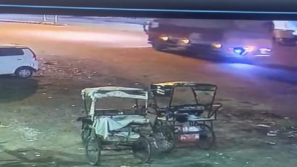 Four people died in a road accident in Delhi Seemapuri