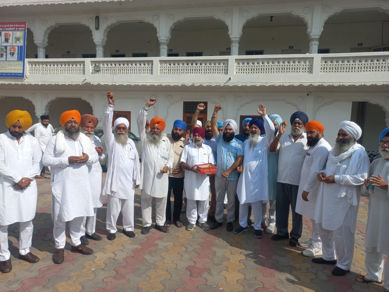 Wave of happiness in Sikh Sangat, distributed laddus, Kurukshetra
