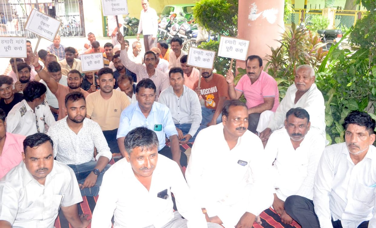 Shamli: Municipal workers continue to strike, the cleanliness of the city stalled