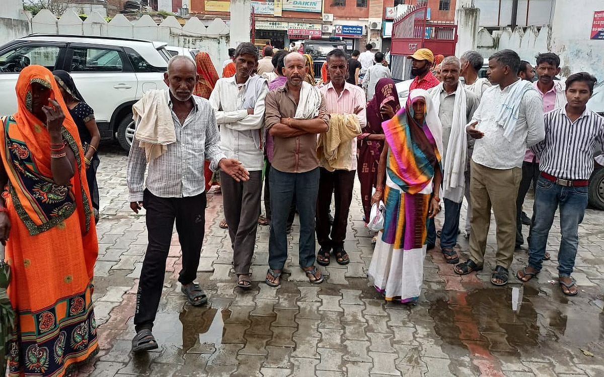 The ruckus of the family with the villagers to find the teenager