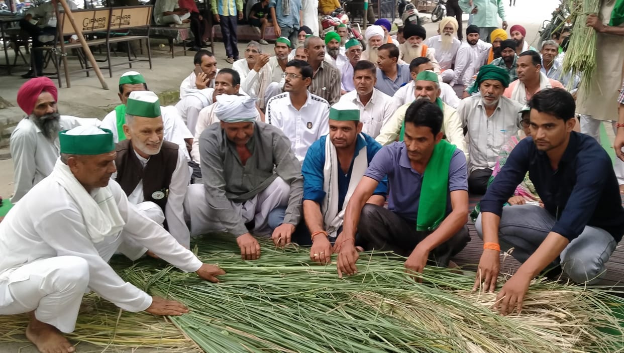 Farmers will put hut at SDM office