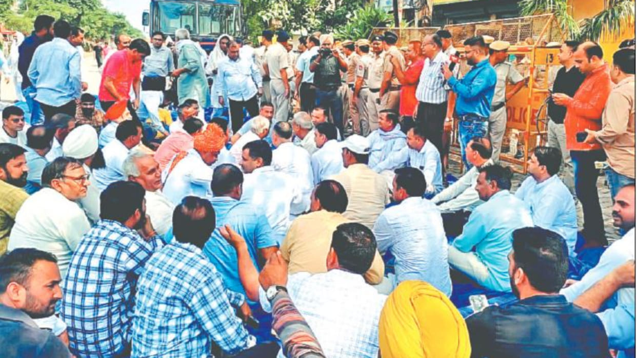When the police stopped the agents who came to gherao the education minister's residence, there was a ruckus