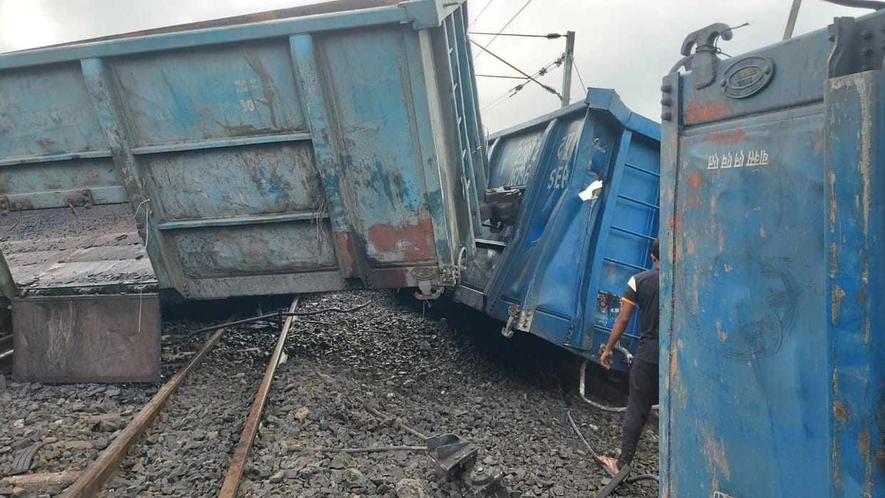 Goods train derailed in Sasaram Howrah-Delhi route disrupted Gaya to PDDU passengers wandering waiting