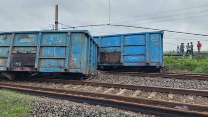Goods train derailed in Sasaram Howrah-Delhi route disrupted Gaya to PDDU passengers wandering waiting