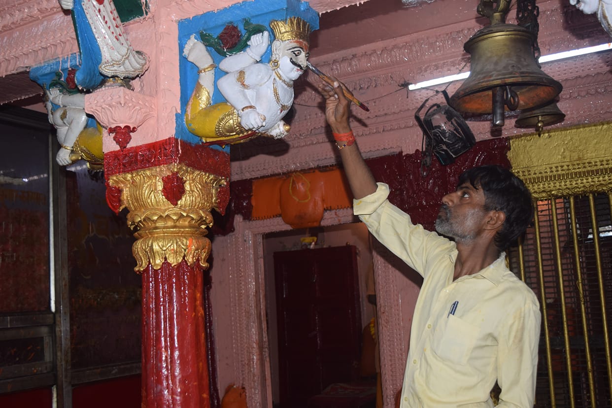 The road started crumbling only after being built, there will be trouble in Navratri