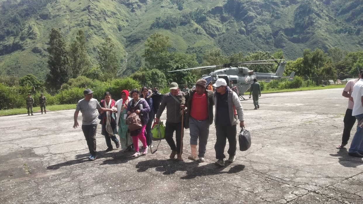 pithoragarh News: 62 Trapped People Rescue by three helicopters from adi kailash and Vyas Valley