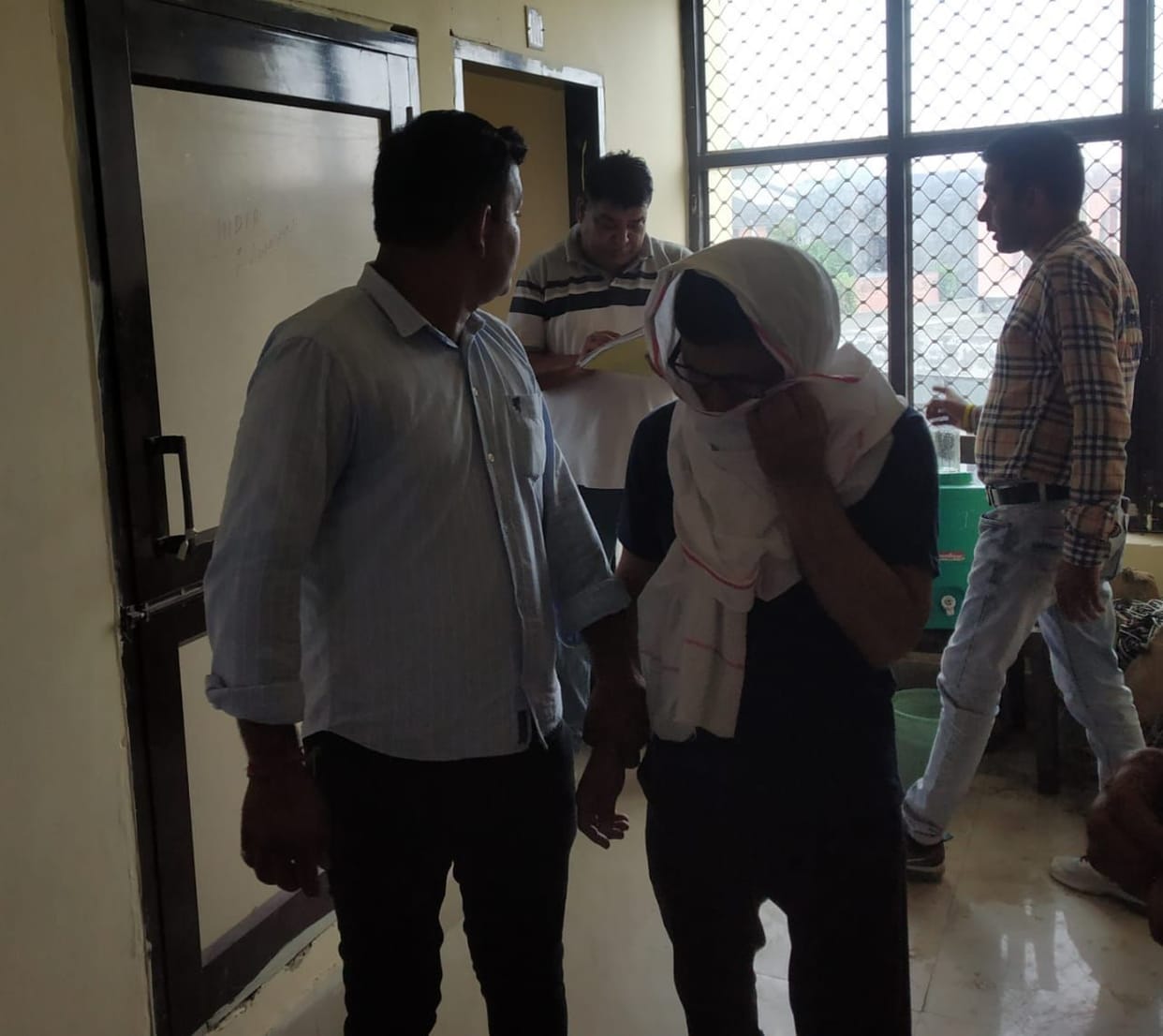 Electricity corporation's JE caught taking bribe