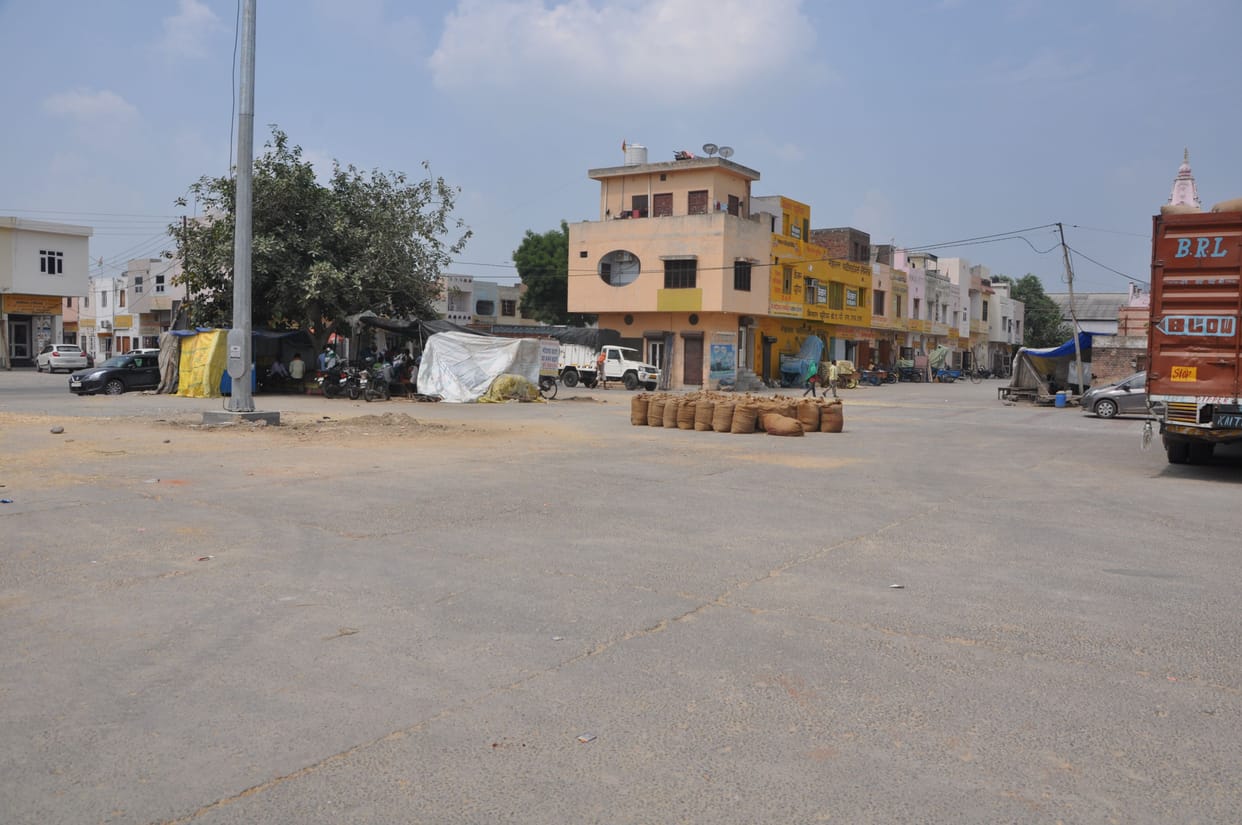 Angry shopkeepers continue to strike, farmers who are bringing paddy are upset