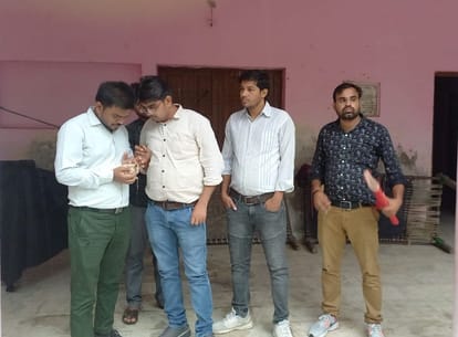 21एमएनपी-37-देव स्मारक की पेमाइश करती राजस्व विभाग की टीम