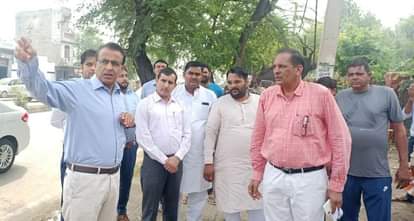 31 फोटो शहर के सभी एंट्री प्वॉइंट पर पौधे लगाने के निर्देश देते उपायुक्त नरेश नरवाल। विज्ञप्ति