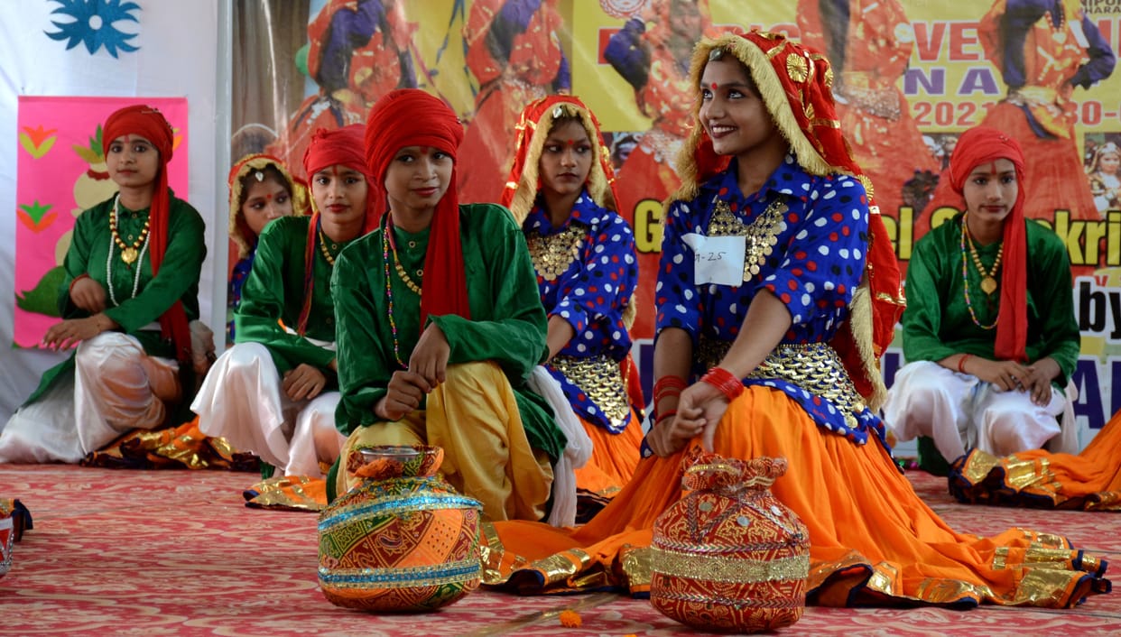 My own feet will be decorated chundari, oh your turban.. orange sehre ali