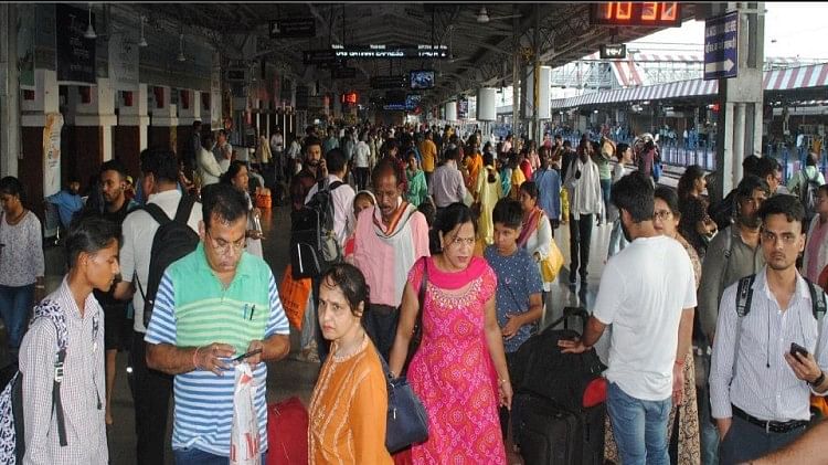 Indian Railways: बारिश के चलते रेल यातायात पर असर, नौ घंटे देरी से चली उत्कल एक्सप्रेस; ये ट्रेनें भी प्रभावित