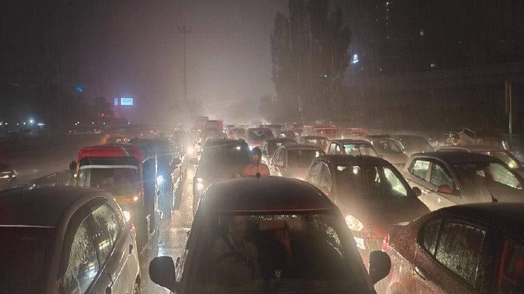 Delhi NCR Rain: राजधानी में बदला मौसम का मिजाज, बारिश होने से गर्मी से मिली राहत, कल भी बूंदाबांदी के आसार