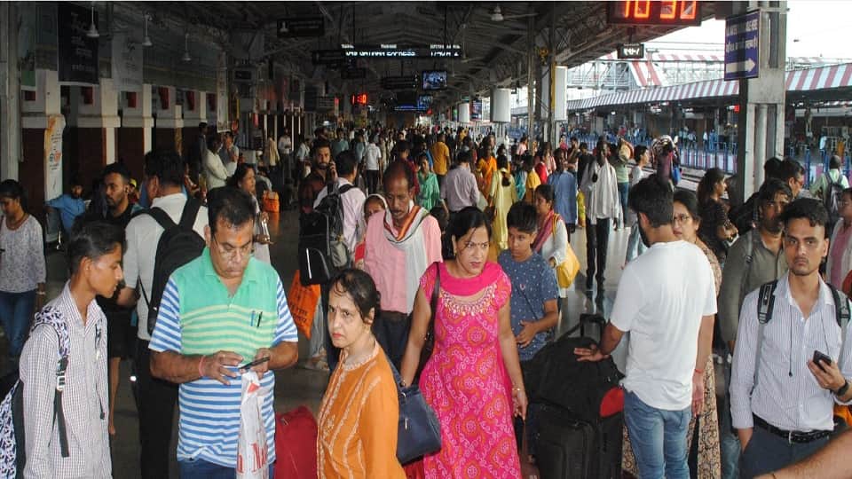 Railway news 12 trains including Gatimaan Shatabdi Express arrived late by four hours due to rain in agra