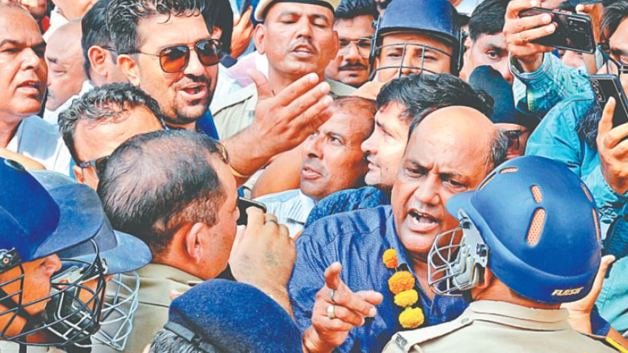 Arhtiyas' CM residence traveled, stopped by putting barricades, scuffled with police