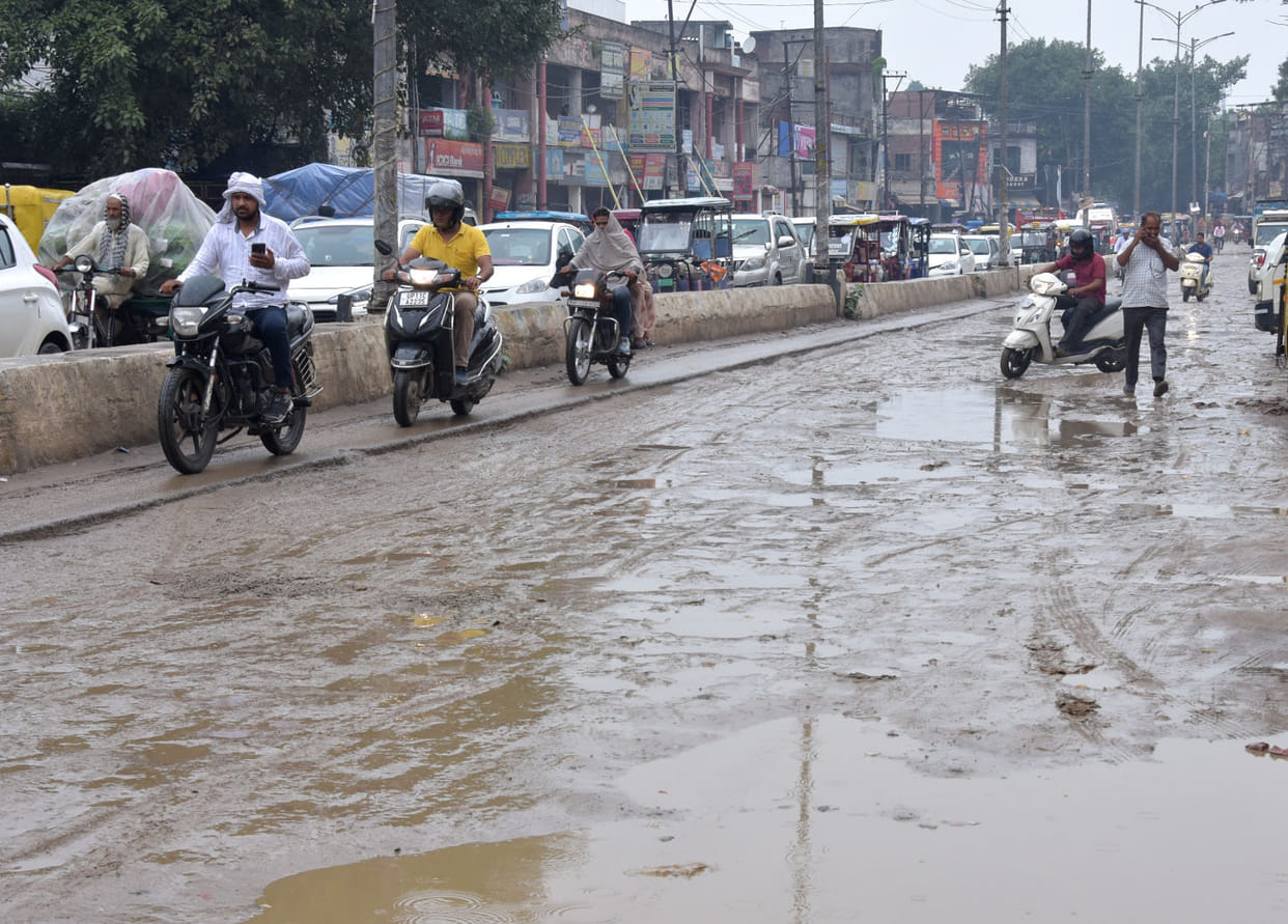 The mud spread on the roads due to rain, the trouble of the passers-by