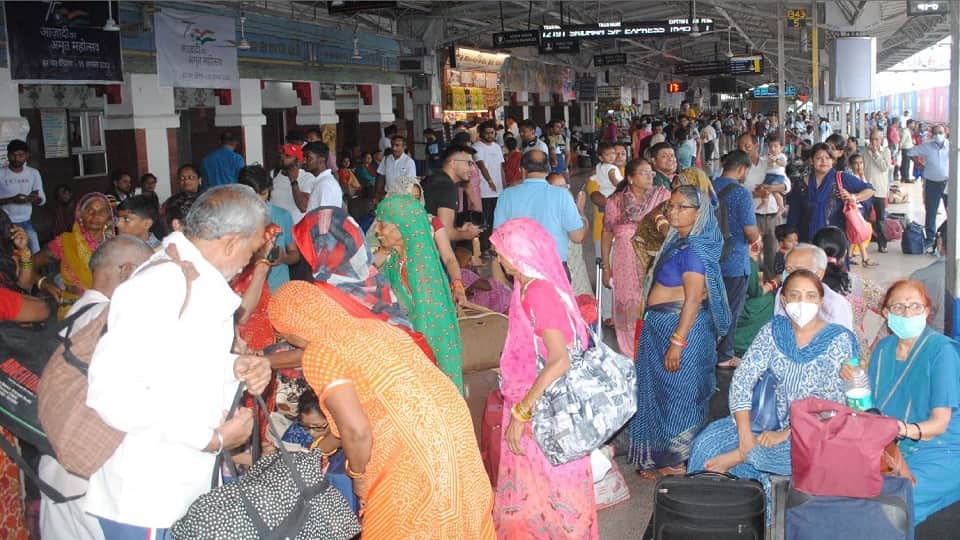 Railway news 12 trains including Gatimaan Shatabdi Express arrived late by four hours due to rain in agra