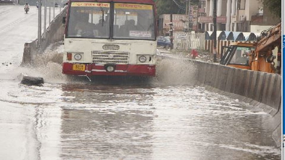 Bus service started after water receded in Delhi