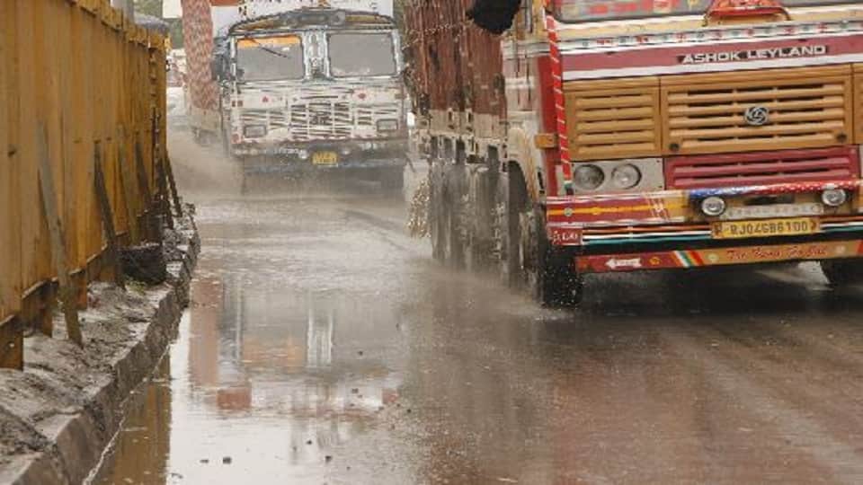 Agra-Delhi highway submerged in rain water drainage arrangements failed in heavy rain