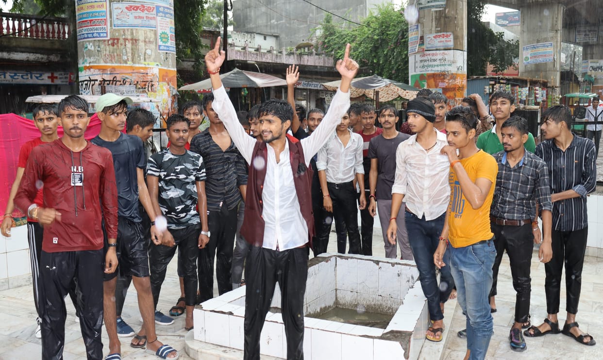 Banda: Students protest for admission