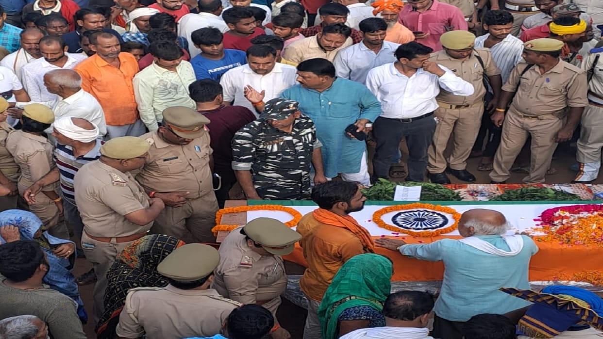 Dead body of CRPF jawan amresh giri reached home People gathered for the last glimpse