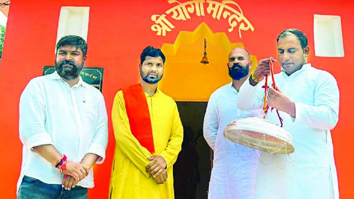 Amit Jani reached Yogi temple, offered a quarter-kilogram silver umbrella