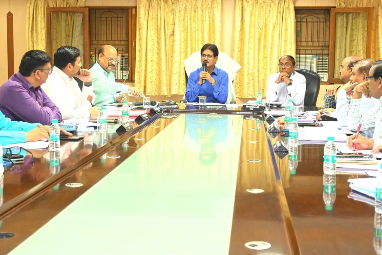 Banda: Repair the Banda-Fatehpur road turned into potholes