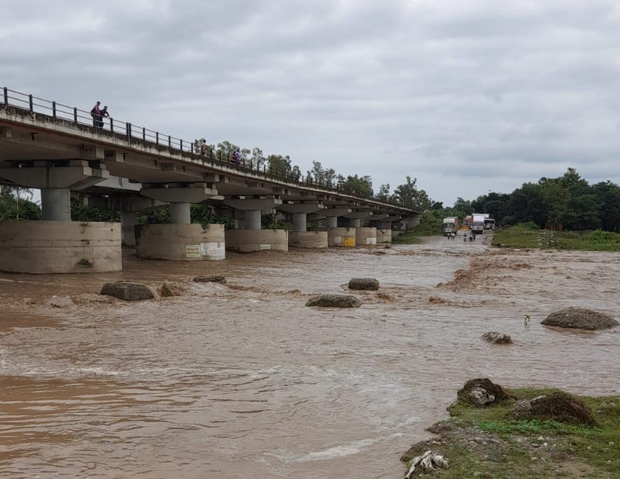 Water came on the track of Kotawali river, traffic came to a standstill