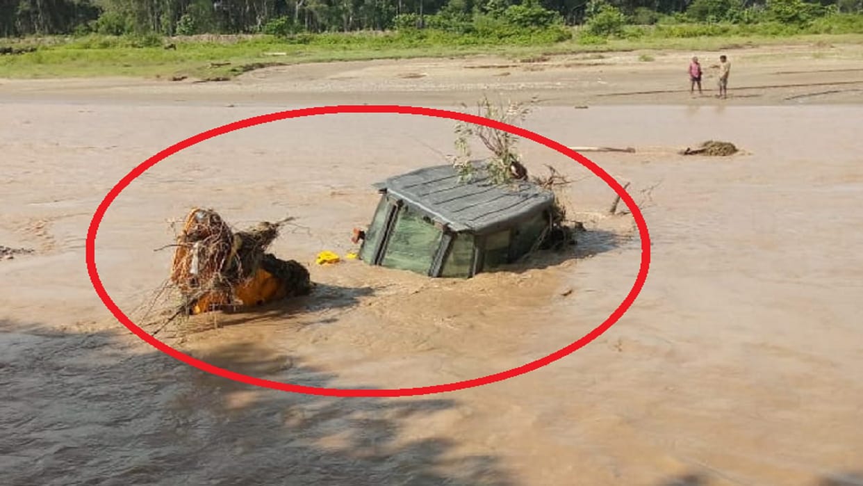 The water has increased in Kothari river in Bijnor and JCB also sunk