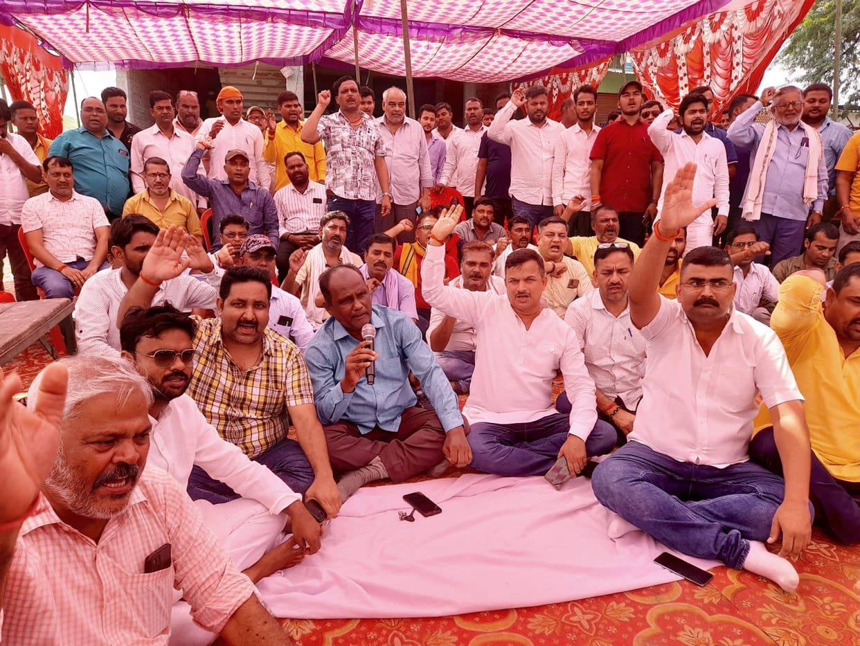 Wheels of trucks stopped, truck owners on indefinite strike