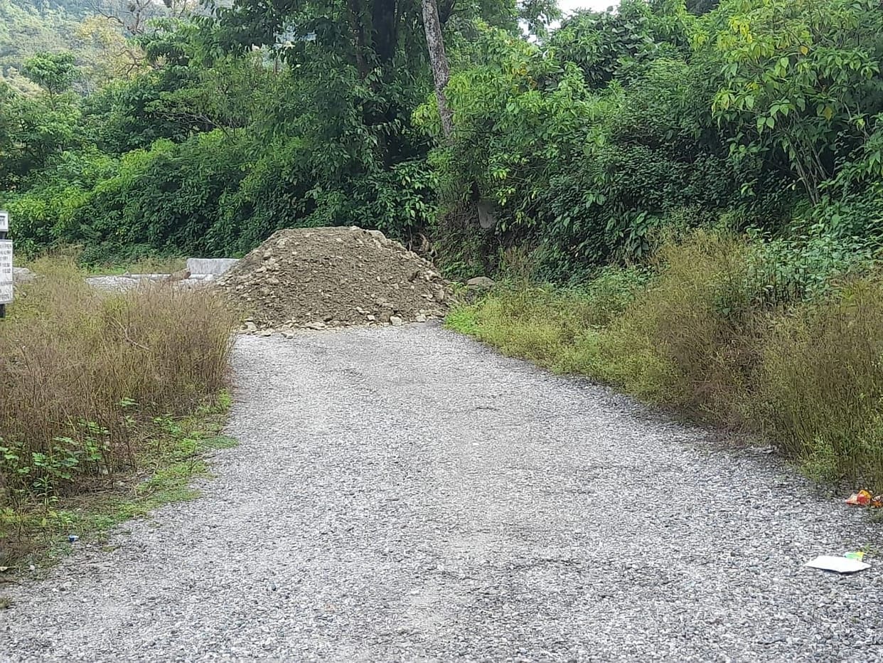 The contractor blocked the road by pouring debris