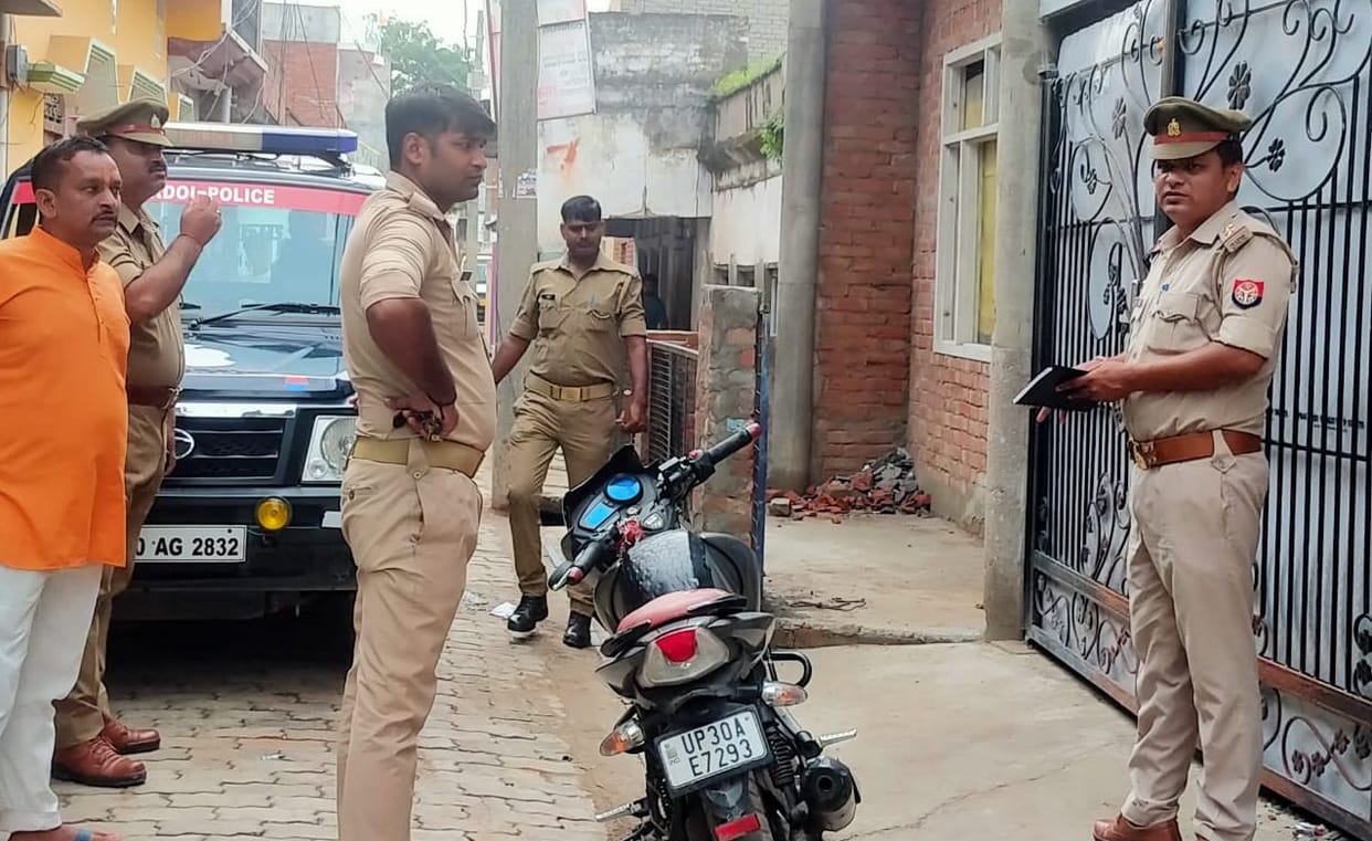 Hardoi, Theft by breaking the lock of retired JE's house