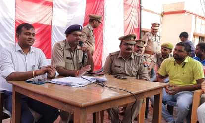 फोटो-9-गोंडा के वजीरगंज थाना में पीस कमेटी की बैठक को संबोधित करते सीओ। -संवाद