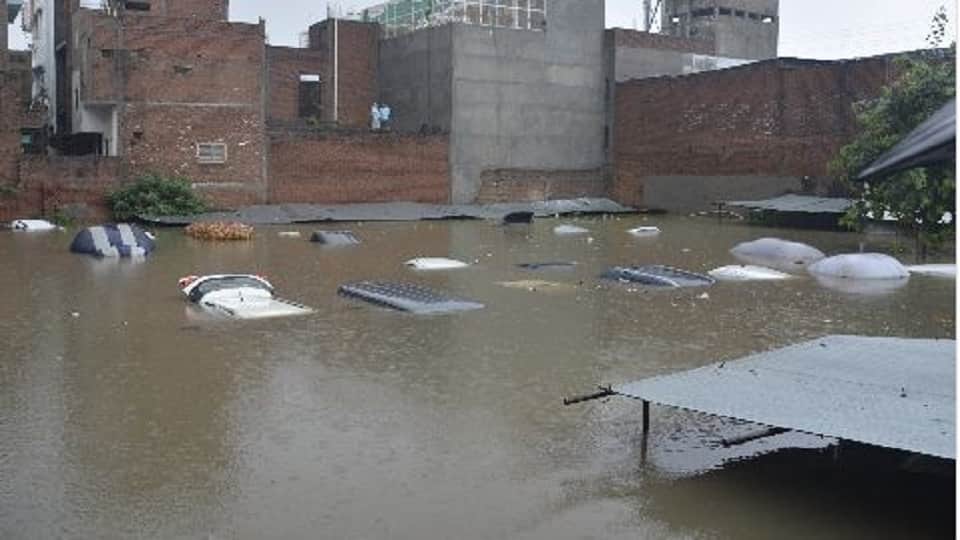Heavy rain cars parked in the parking lot drowned people jammed the service road in Firozabad