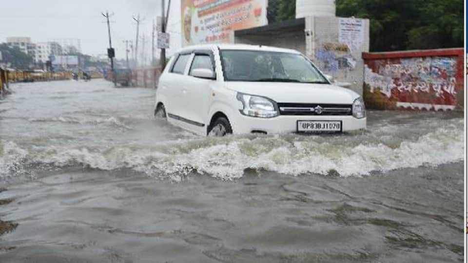 Heavy rain cars parked in the parking lot drowned people jammed the service road in Firozabad