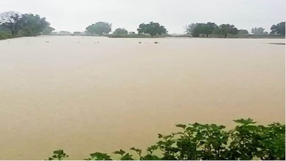 Heavy rain cars parked in the parking lot drowned people jammed the service road in Firozabad