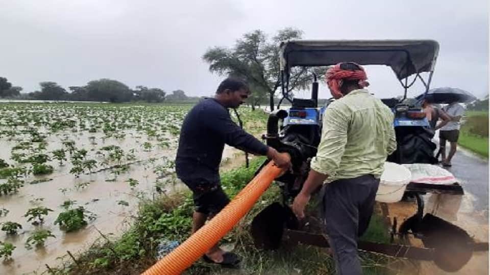 Heavy rain cars parked in the parking lot drowned people jammed the service road in Firozabad