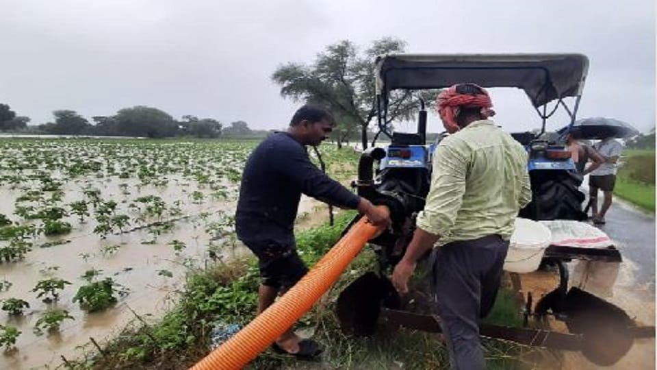 Heavy rain cars parked in the parking lot drowned people jammed the service road in Firozabad