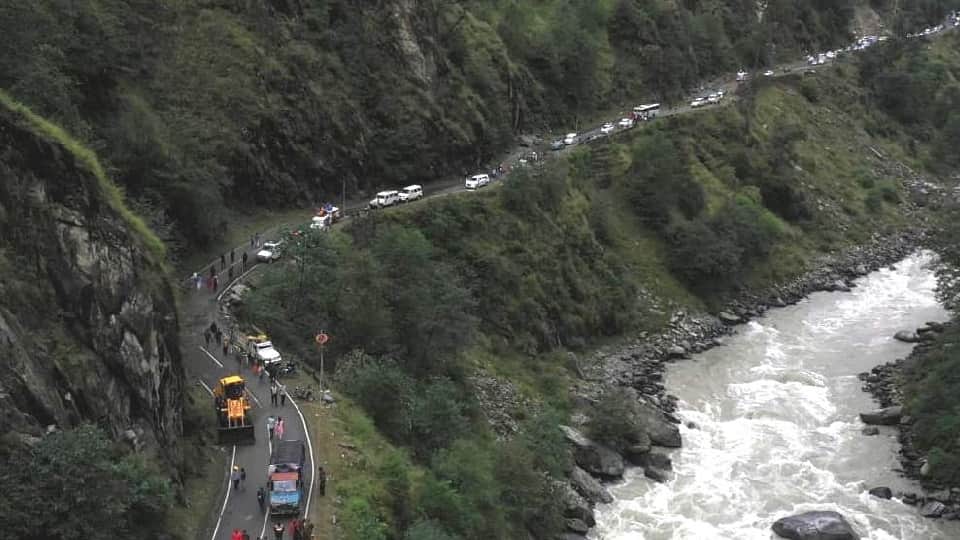 Uttarakhand Weather: Gangotri highway closed due to landslide three thousand Pilgrims stuck