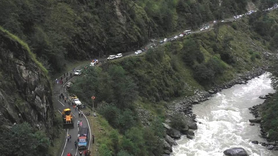 Uttarakhand Weather: Gangotri highway closed due to landslide three thousand Pilgrims stuck