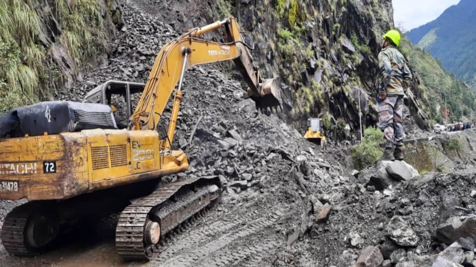 Uttarakhand Weather: Gangotri highway closed due to landslide three thousand Pilgrims stuck