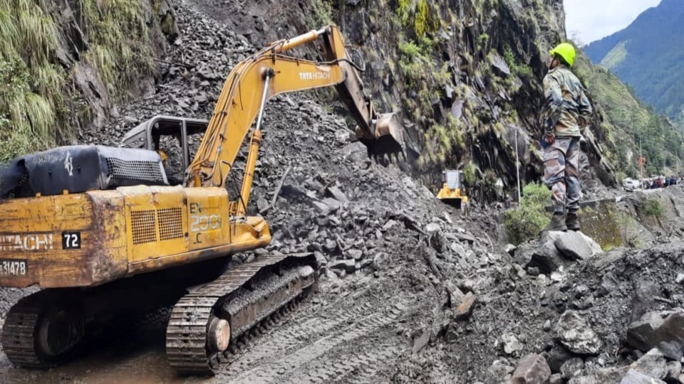 Uttarakhand Weather: Gangotri highway closed due to landslide three thousand Pilgrims stuck