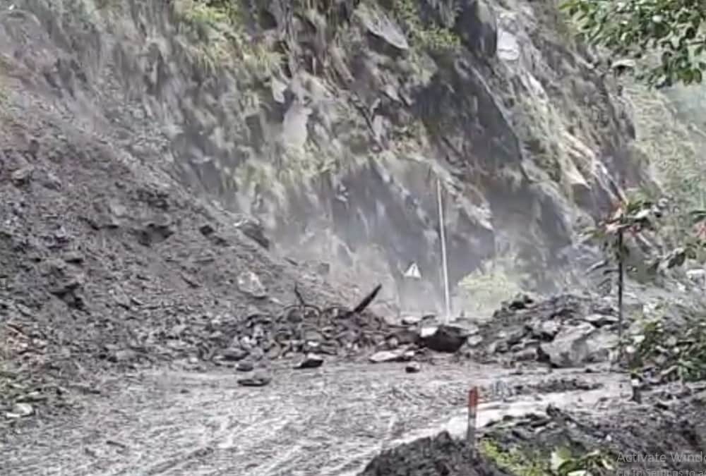 Uttarakhand Weather: Gangotri highway closed due to landslide three thousand Pilgrims stuck