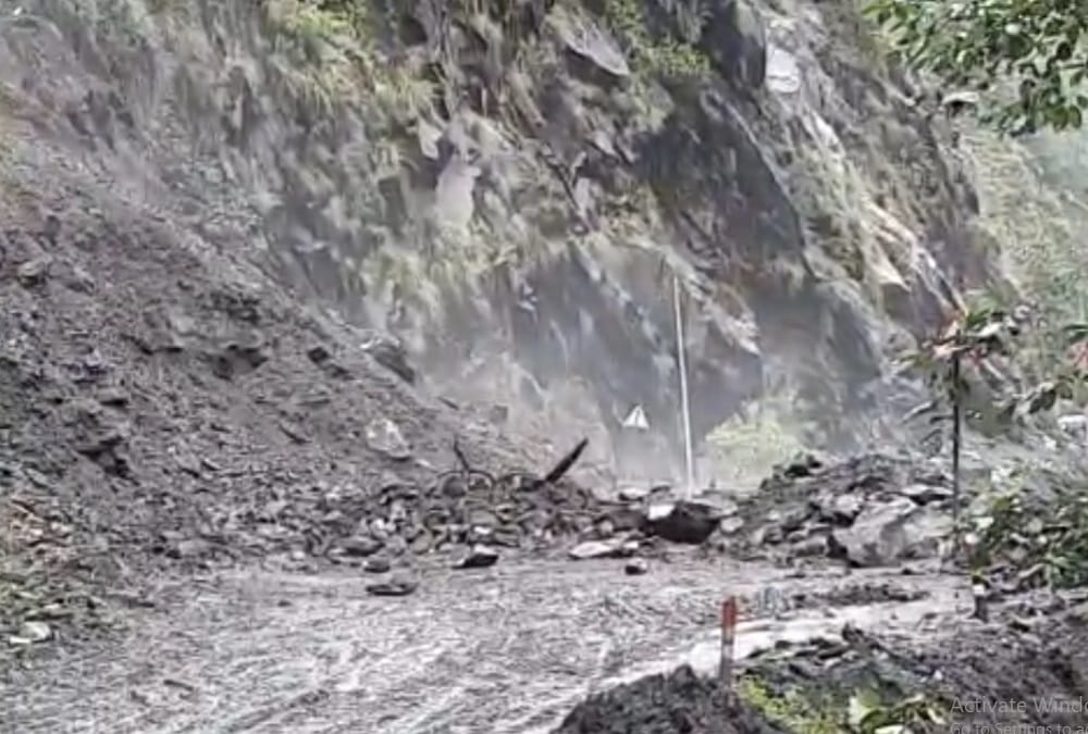 Uttarakhand Weather: Gangotri highway closed due to landslide three thousand Pilgrims stuck