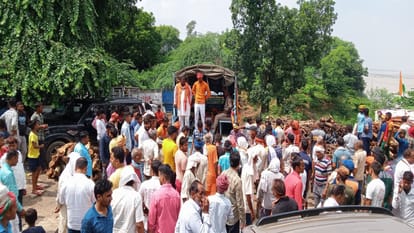 Dead body of CRPF jawan amresh giri reached home People gathered for the last glimpse