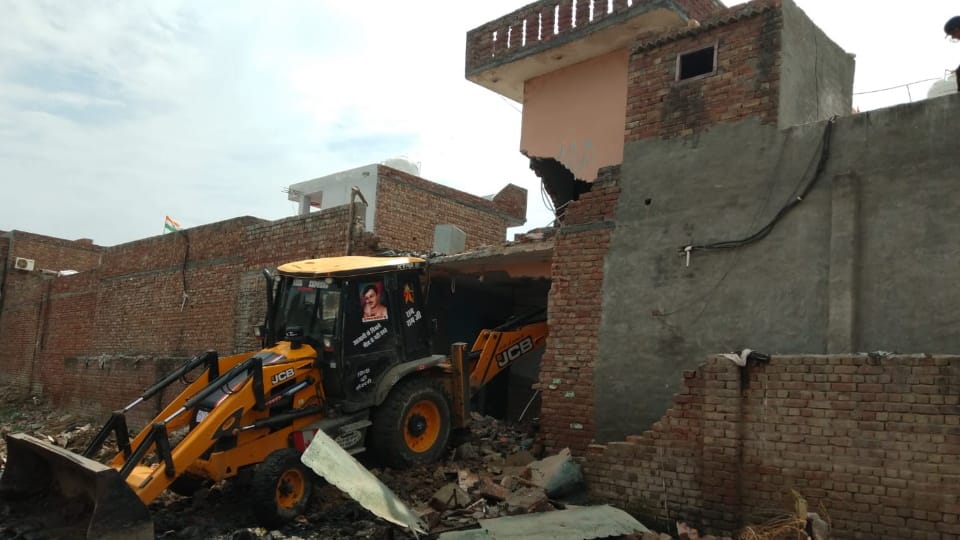 Hisar police takes action against drug smugglers, bulldozer on illegal construction