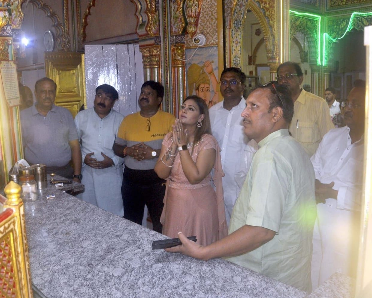 Hathras: Poet Anamika Amber worshiped in Jain temple