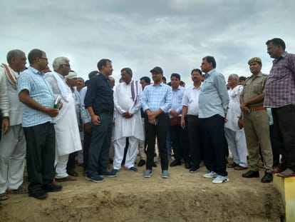 हाथरस : गांव सुसाइन में अमृत सरोवर का लोकार्पण करते डीएम रमेश रंजन।  संवाद